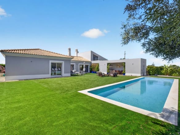 Luxury Single-Storey House (Country Estate) | 250 m² | 4 Bedrooms + Office | Private Pool | Land 20,200 square meters | Vale da Rosa, Estoi, Faro