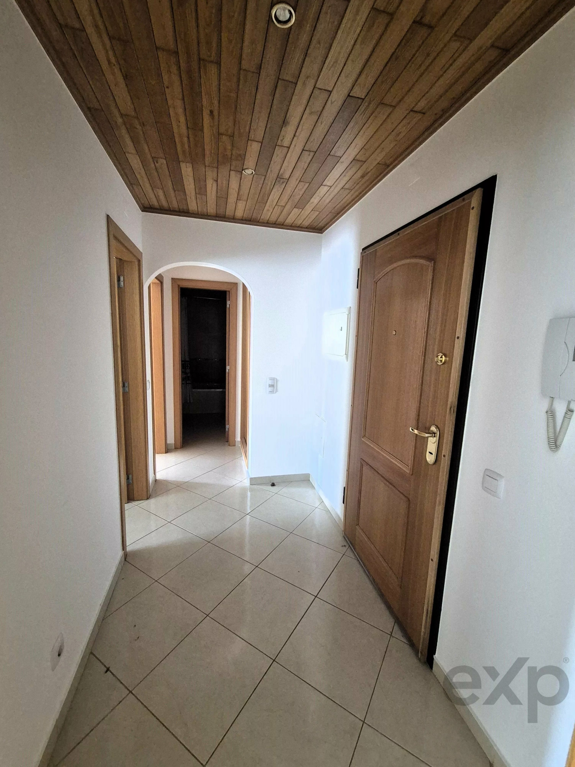 Apartamento T1 Exclusivo em Tavira: Último Piso com Terraço Privativo e Vista Mar e Cidade
