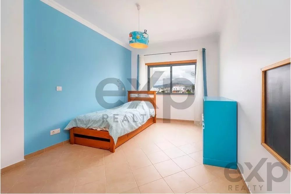 Spacious 4 bedroom apartment in Olhão, located in a luxurious condominium with two shared swimming pools and gym. Expansive interiors and terrace.