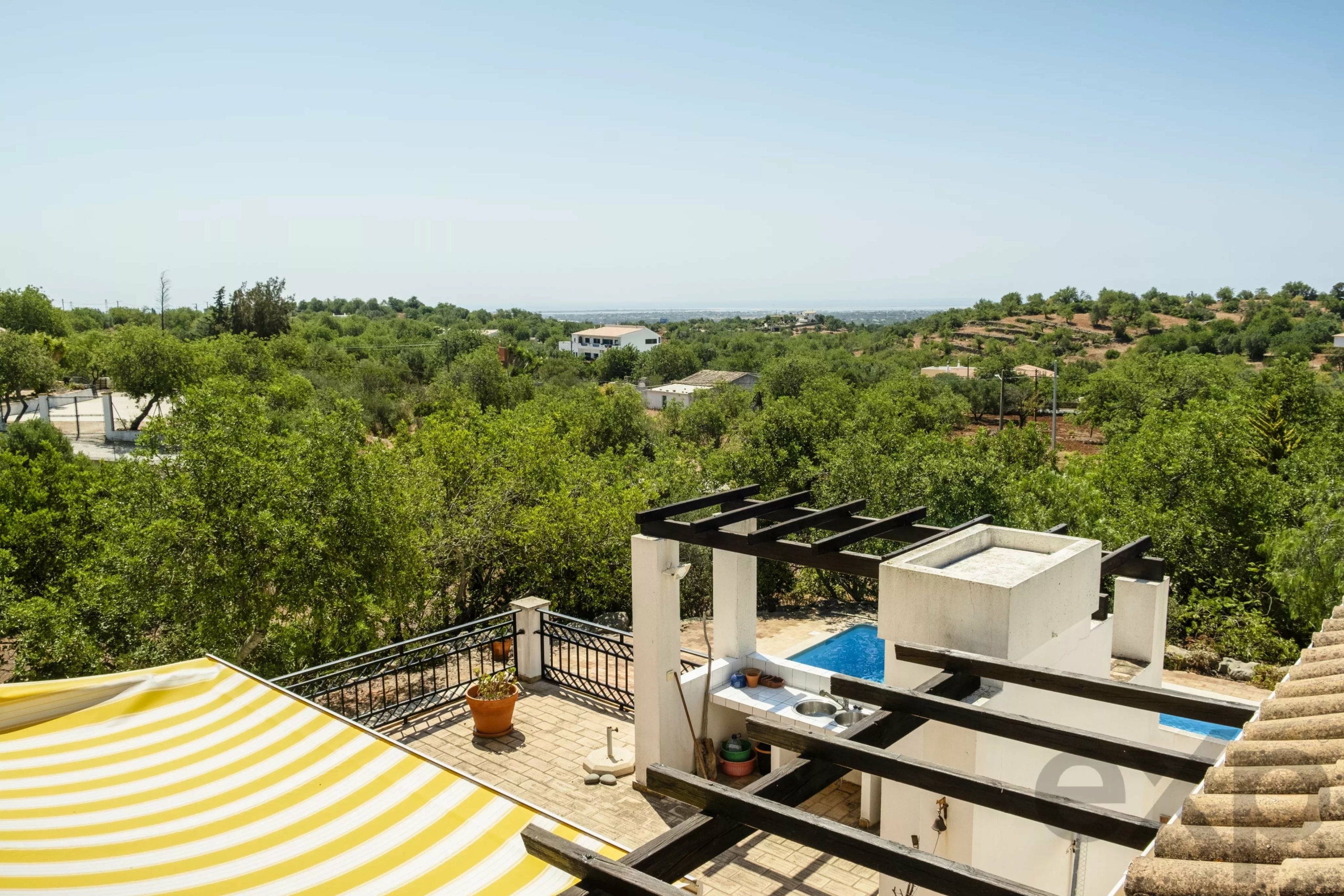 Country house with stunning views over the countryside and sea in the Algarve