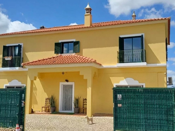 Mixed-use property with 150 m² commercial space, self-contained 2-bedroom apartment and 2,600 m² plot — 3 km from Loulé, Algarve
