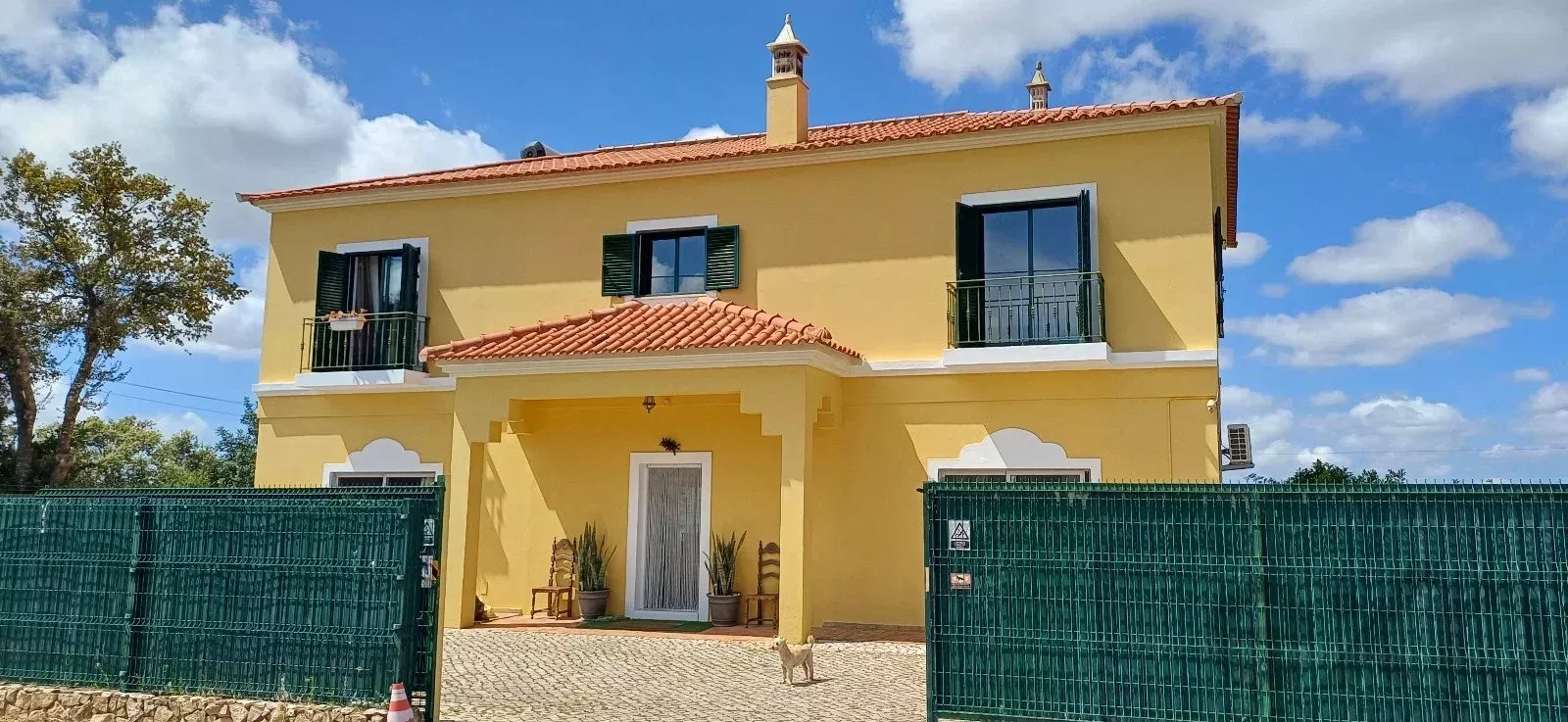Mixed-use property with 150 m² commercial space, self-contained 2-bedroom apartment and 2,600 m² plot — 3 km from Loulé, Algarve