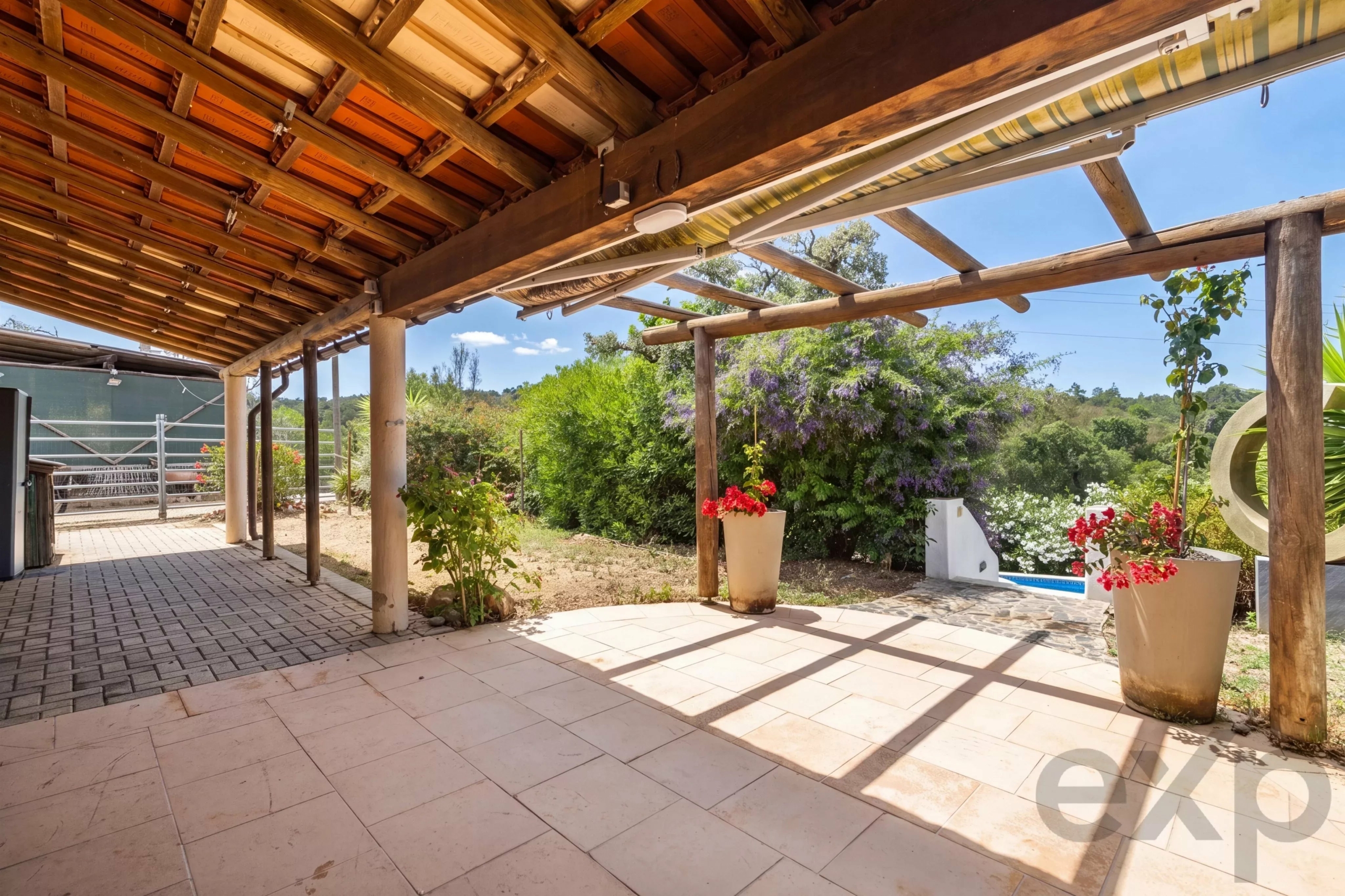 Beautiful Family Home with Equestrian Facilities Set in 2.3 hectares