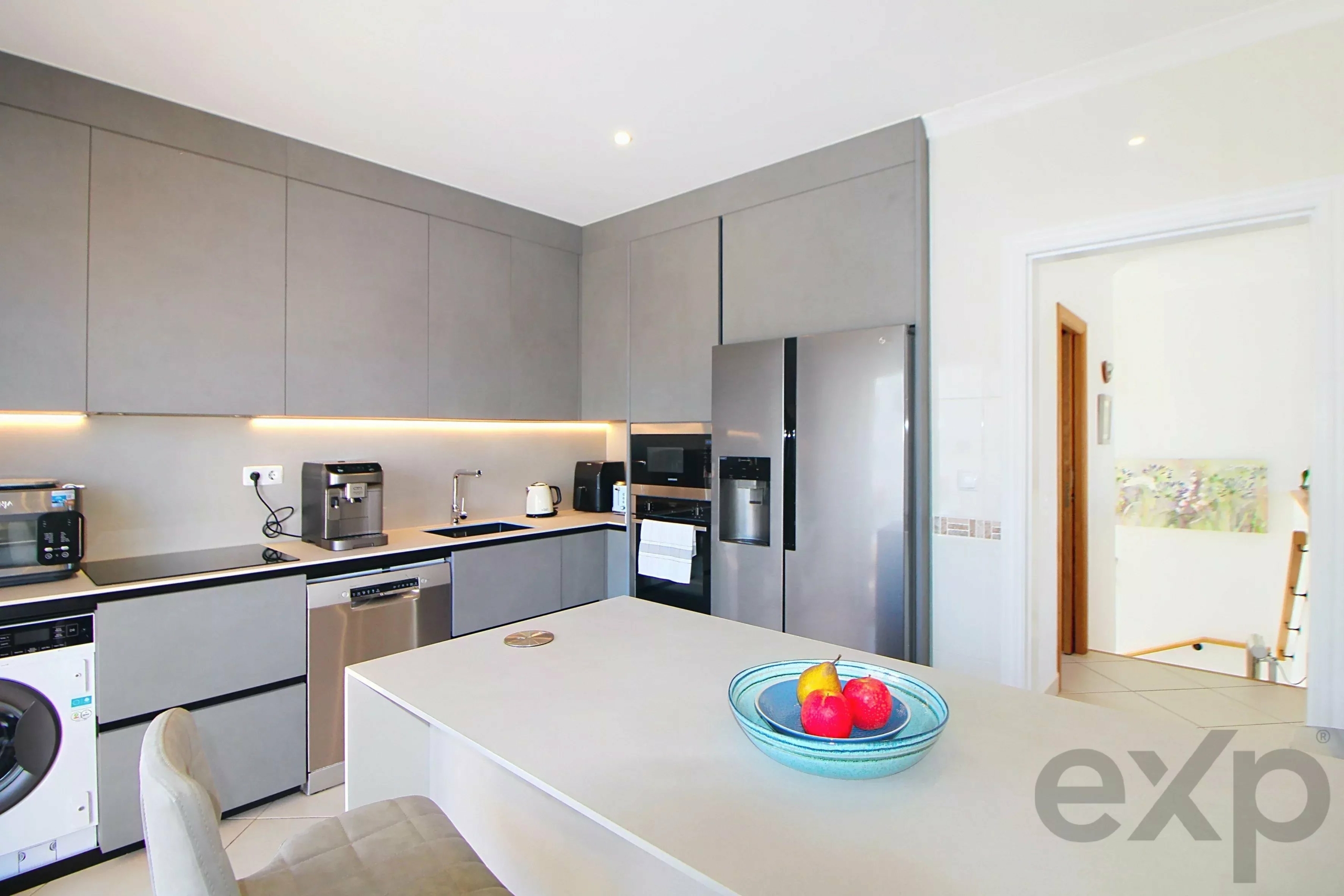 Beautiful 3-townhouse next to the beach with spectacular ocean views.