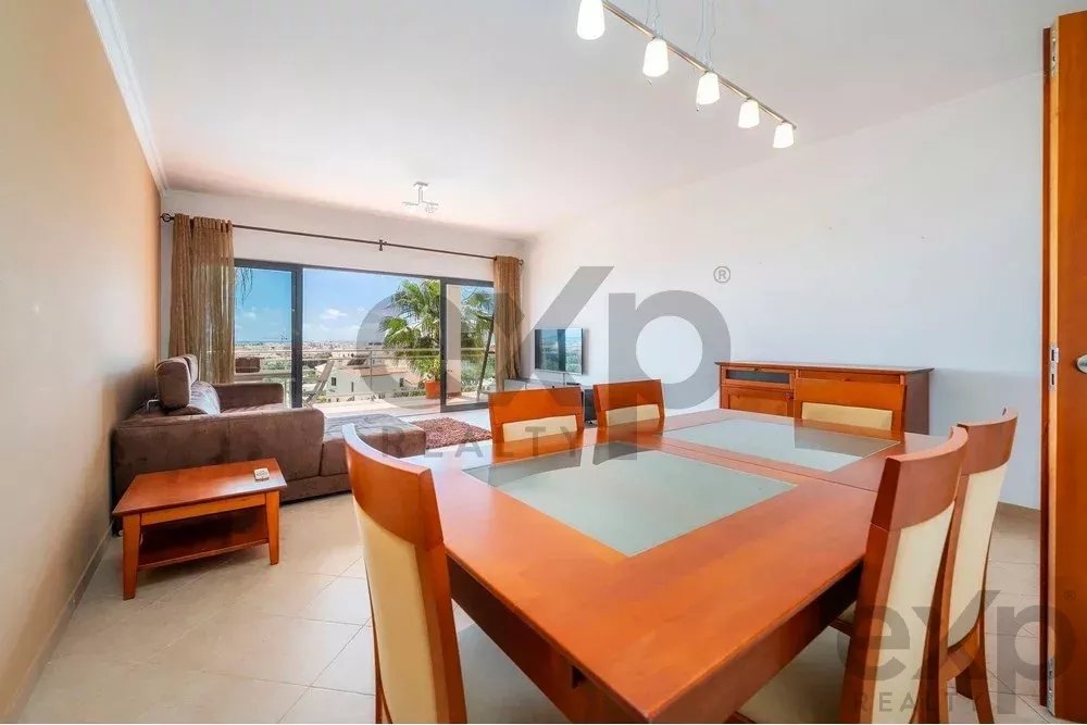 Spacious 4 bedroom apartment in Olhão, located in a luxurious condominium with two shared swimming pools and gym. Expansive interiors and terrace.