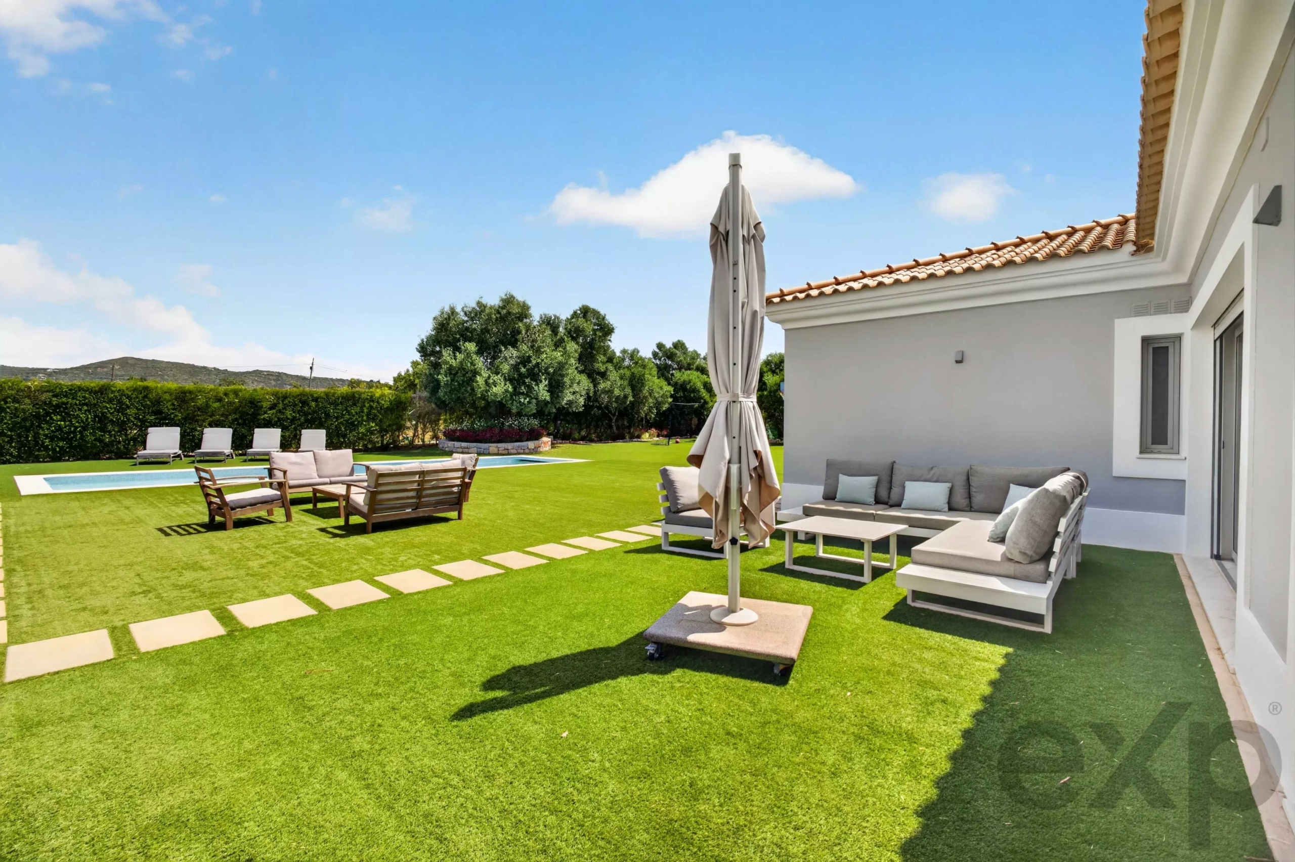 Luxury Single-Story Villa | 250 m² | 4 Bedrooms + Office | Private Pool | 2+ hectares | Vale da Rosa, Estoi, Faro