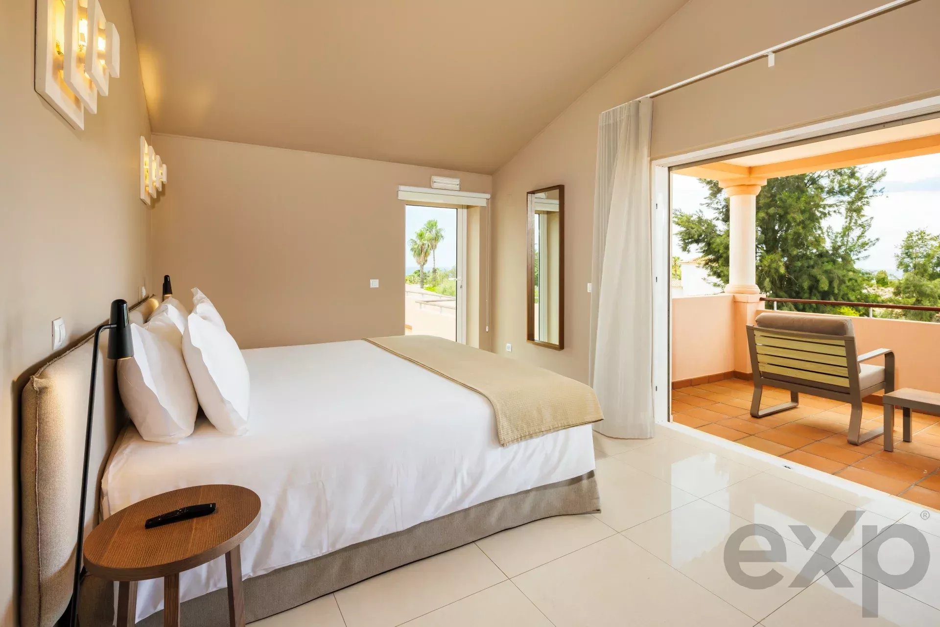 Modern T4 Villa with Private Pool in Vale da Lapa Resort