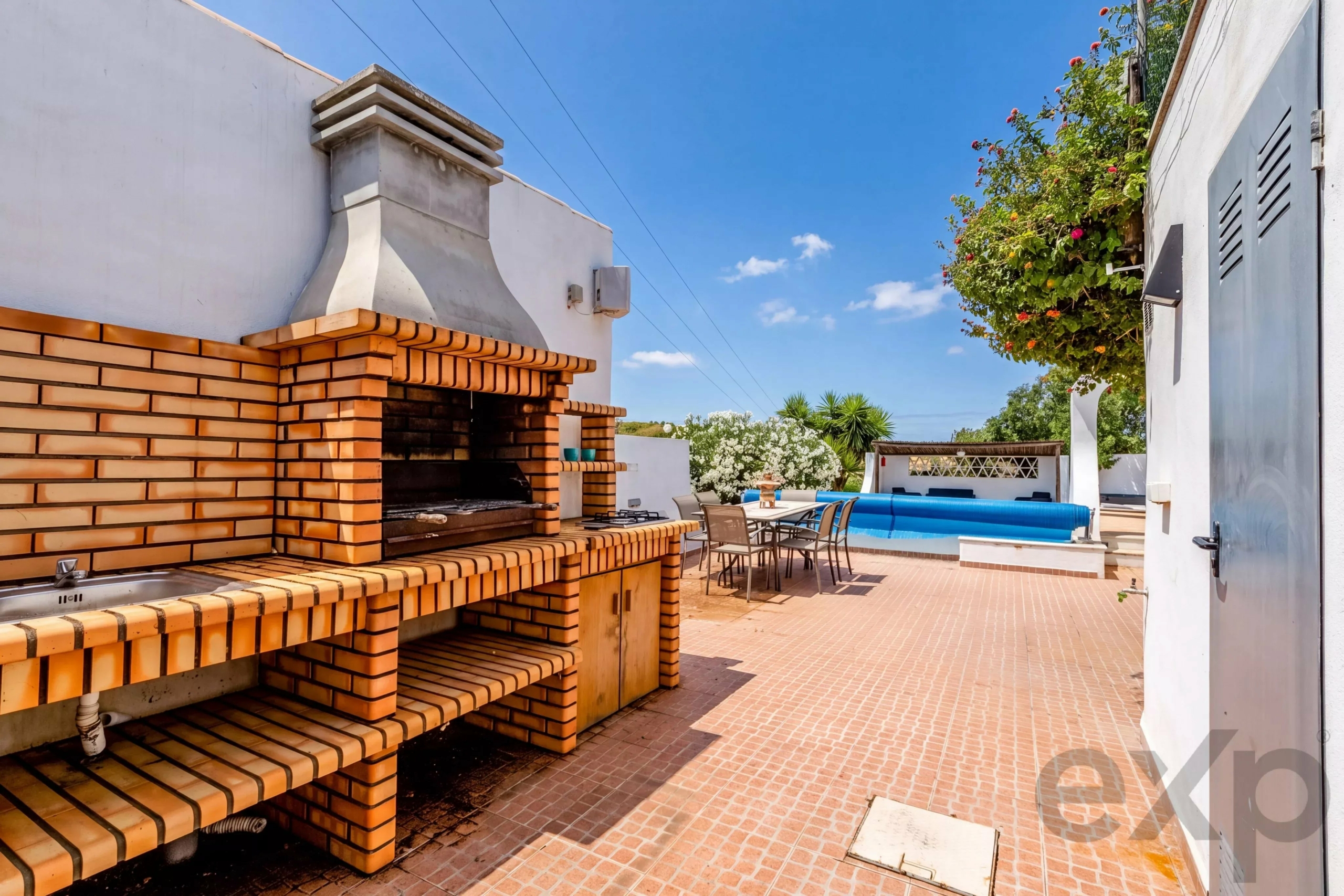 Beautiful Family Home with Equestrian Facilities Set in 2.3 hectares
