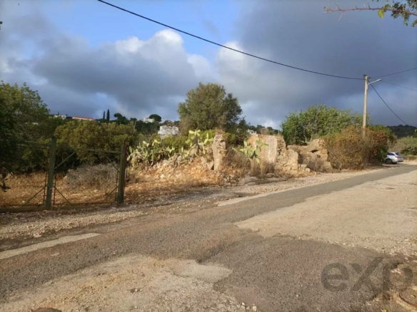 Baugrundstück mit Potenzial in Estoi, Faro, Algarve
