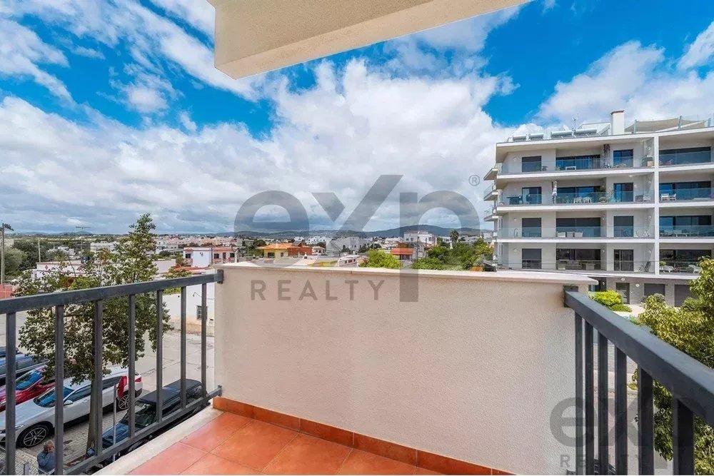 Spacious 4 bedroom apartment in Olhão, located in a luxurious condominium with two shared swimming pools and gym. Expansive interiors and terrace.