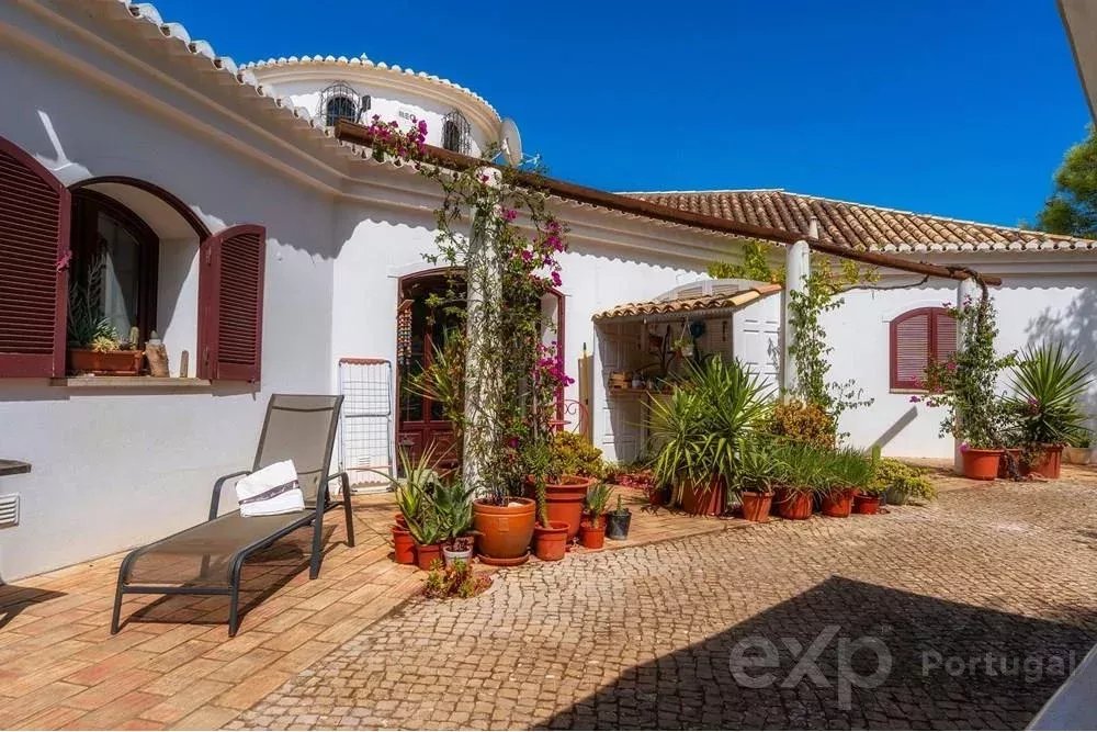 Magnificent property with pool and sea view