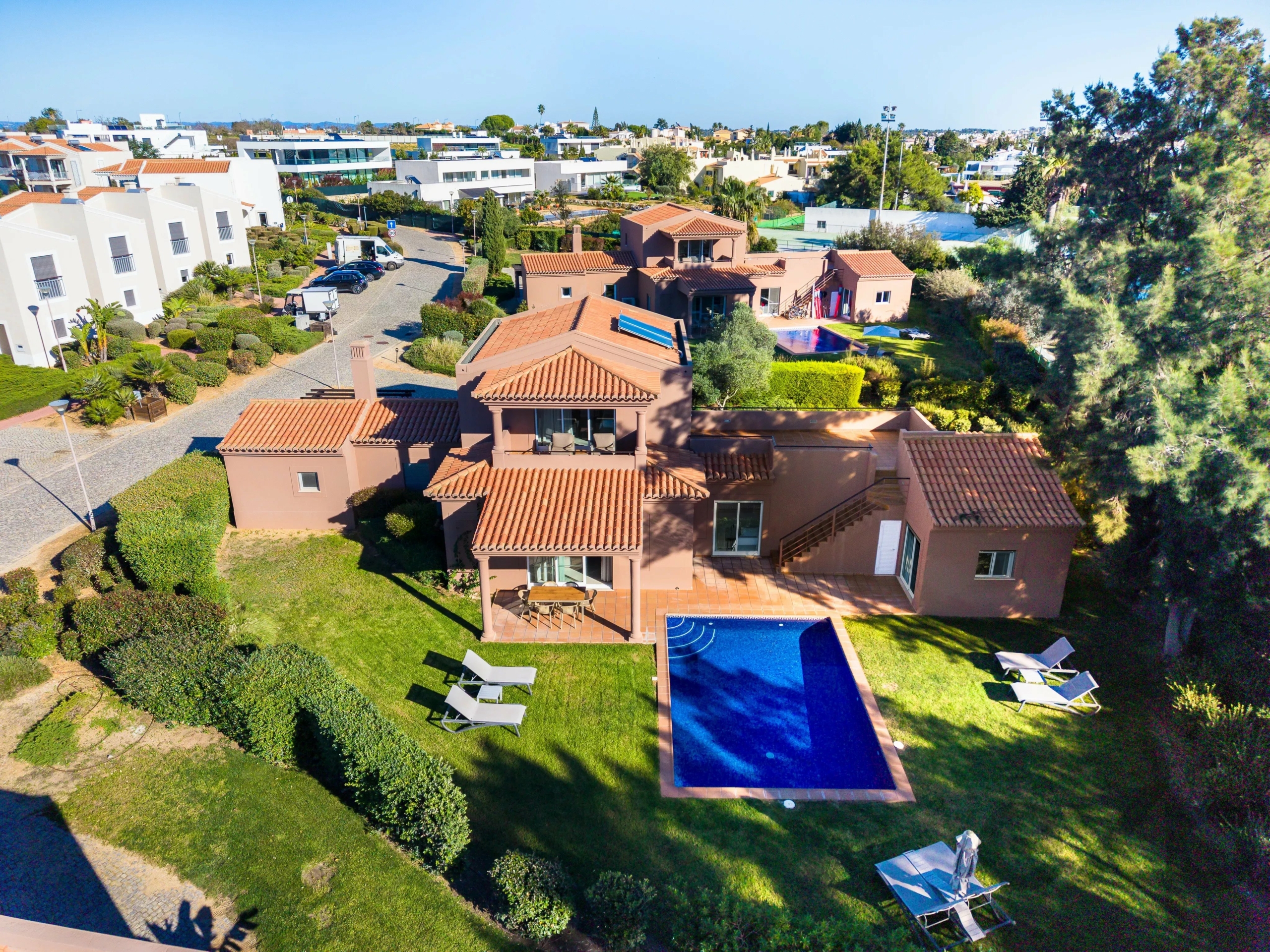 Modern T4 Villa with Private Pool in Vale da Lapa Resort