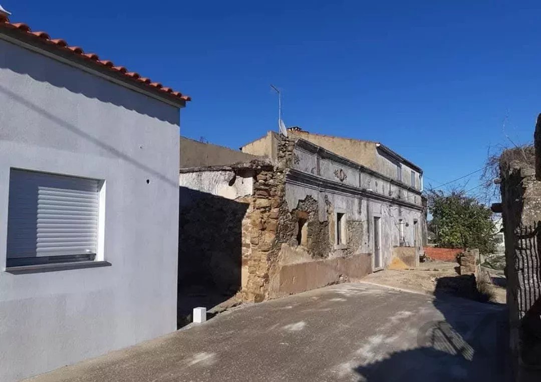 Twee ruïnes met perceel grond nabij Salir – Loulé