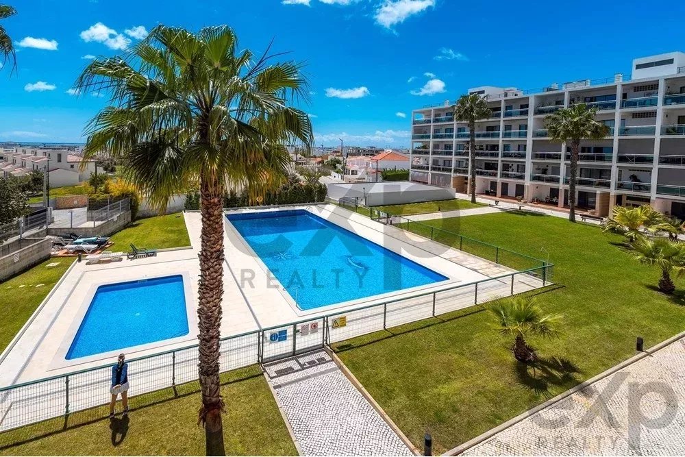 Spacious 4 bedroom apartment in Olhão, located in a luxurious condominium with two shared swimming pools and gym. Expansive interiors and terrace.