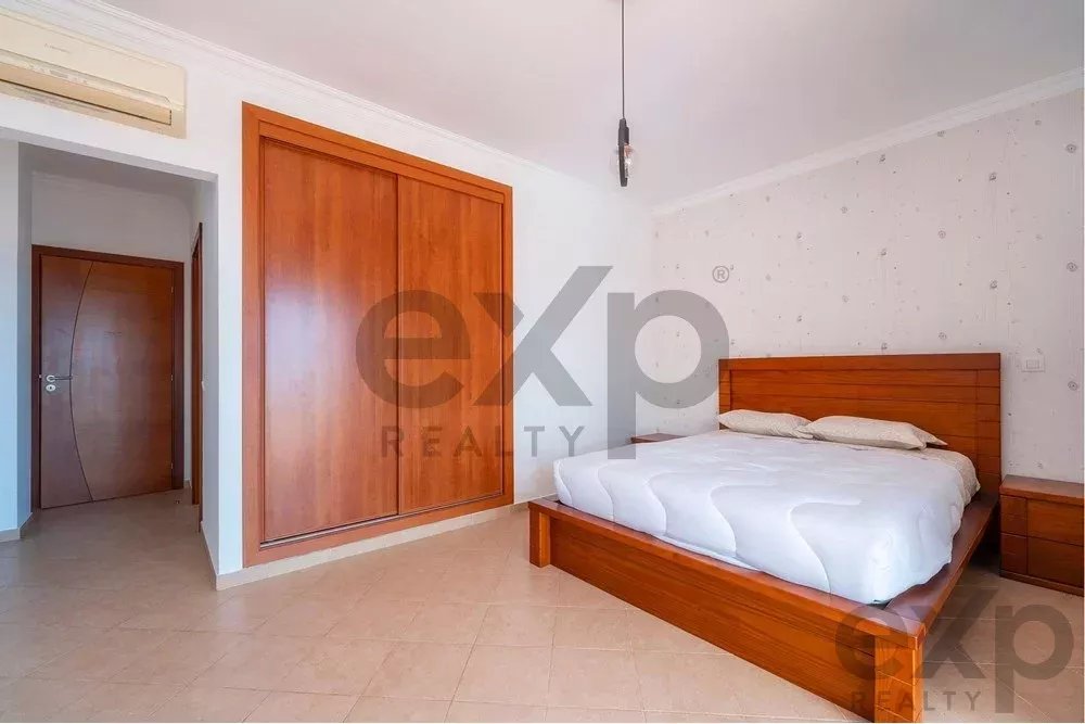 Spacious 4 bedroom apartment in Olhão, located in a luxurious condominium with two shared swimming pools and gym. Expansive interiors and terrace.
