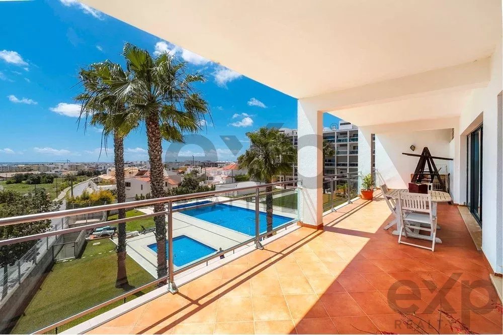 Spacious 4 bedroom apartment in Olhão, located in a luxurious condominium with two shared swimming pools and gym. Expansive interiors and terrace.