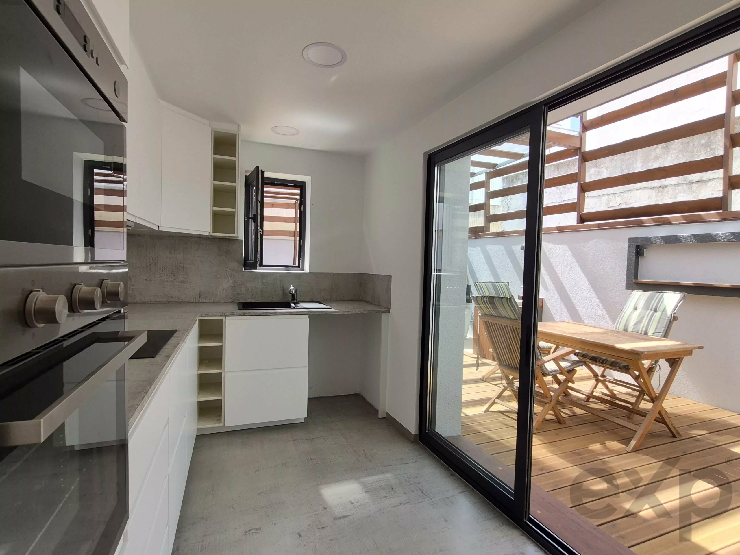 New house, 2 bedrooms, large patio, Alvor center