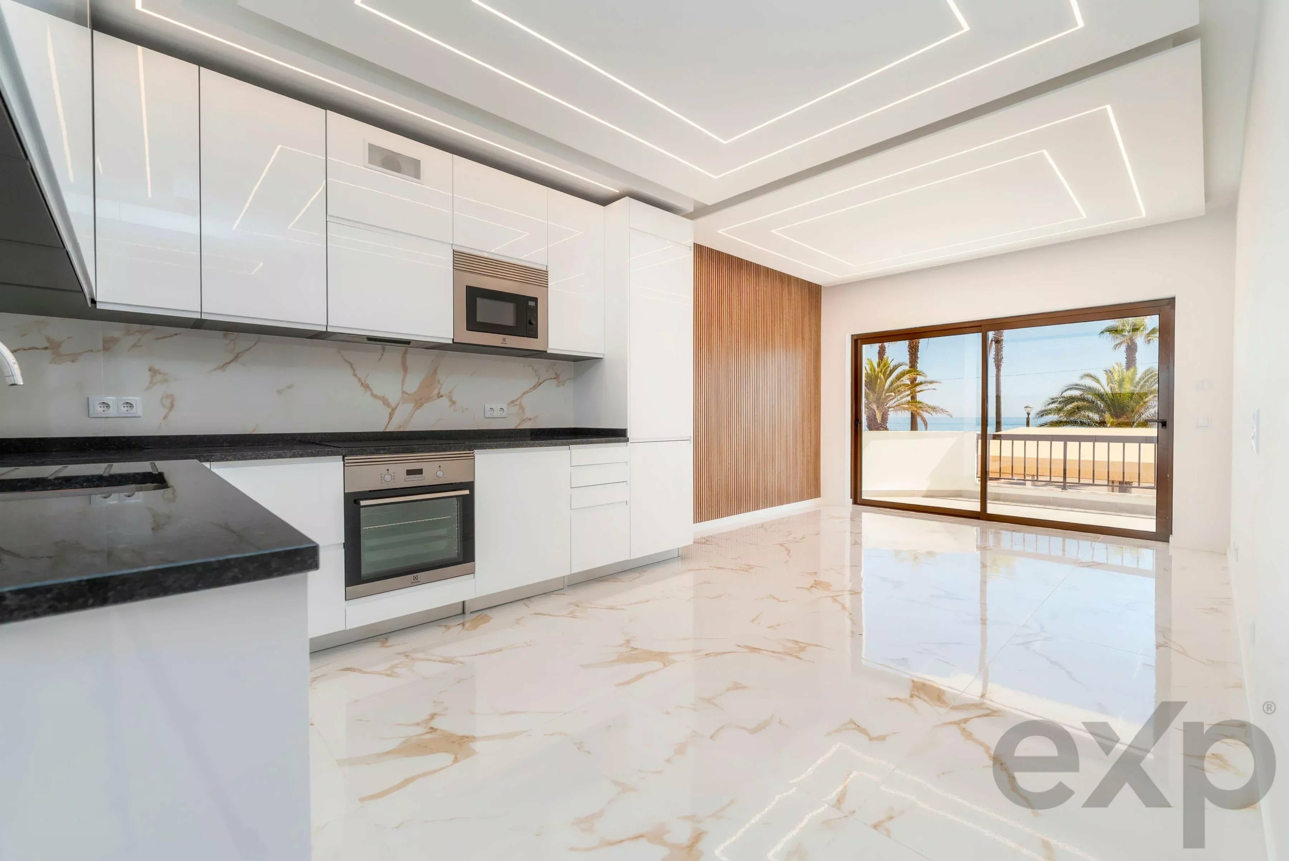 Modern beachfront apartment in Quarteira