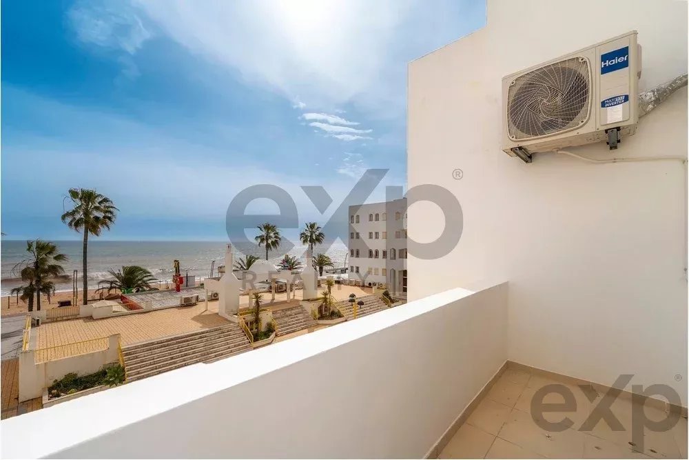 Modern 2-Bedroom Beachfront Apartment in Quarteira
