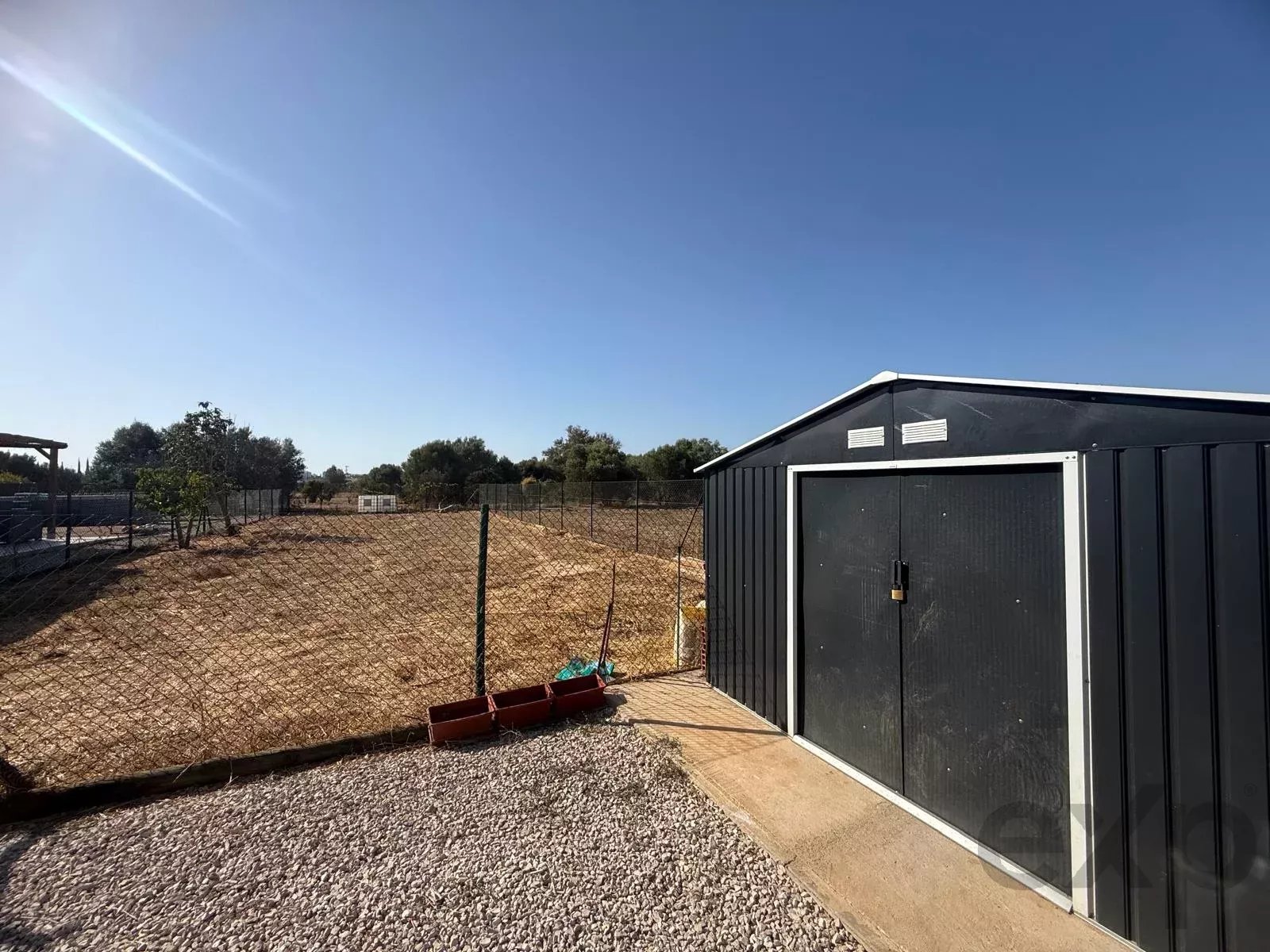 Villa individuelle en Algarve, rénovée en 2023. 4 chambres, 2 salles de bain, 108 m² sur un terrain de 1.100 m². Permis d’agrandissement jusqu’à 300 m². Jardin orienté au sud, piscine, à proximité de l’aéroport de Faro. Idéale pour Airbnb ou pour y vivre en famille.