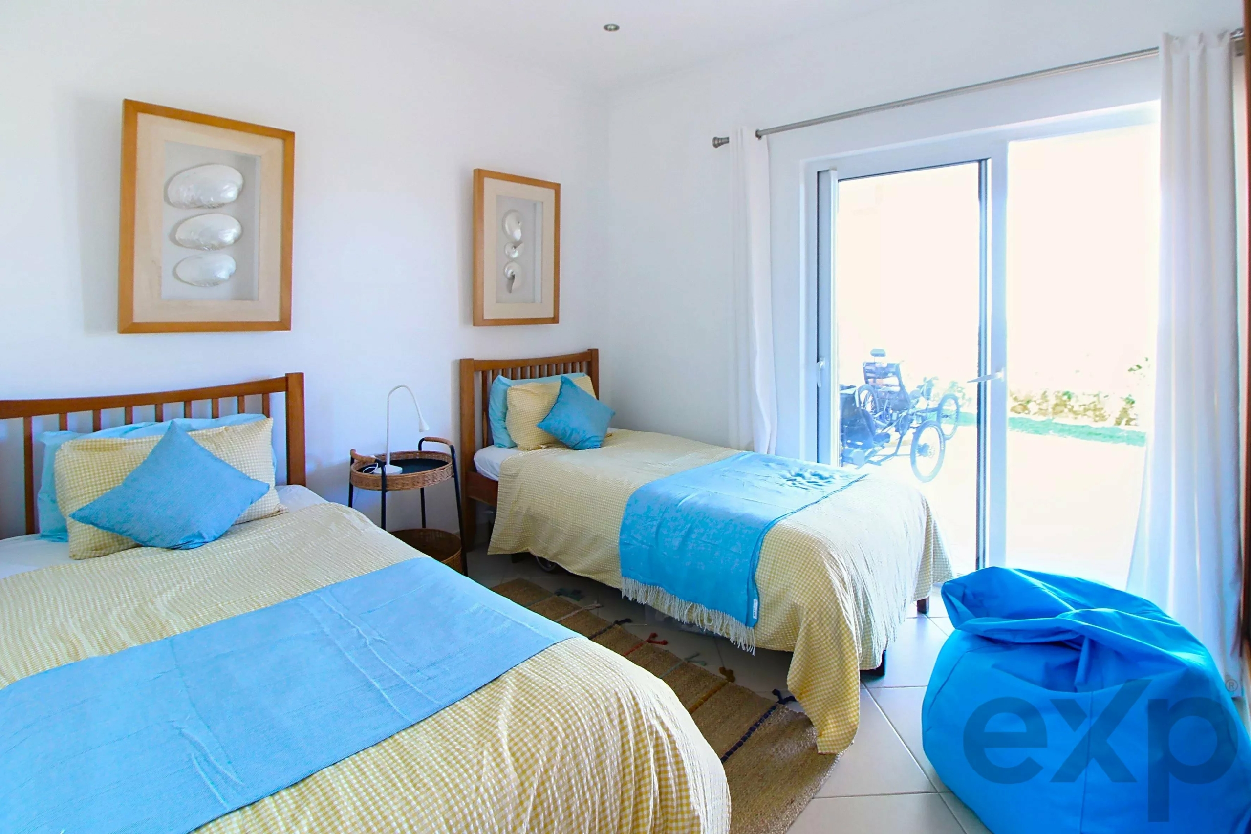 Beautiful 3-townhouse next to the beach with spectacular ocean views.