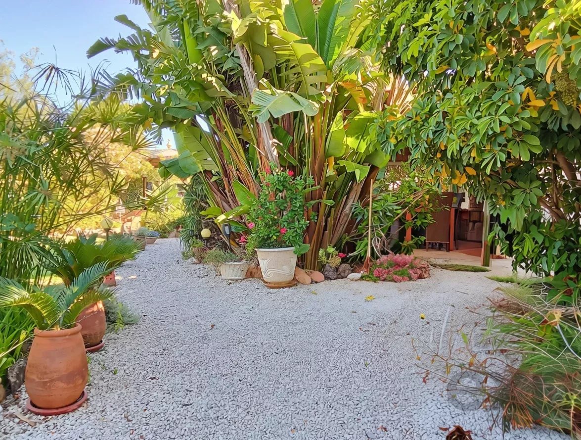 Exclusive property with five independent units and investment potential