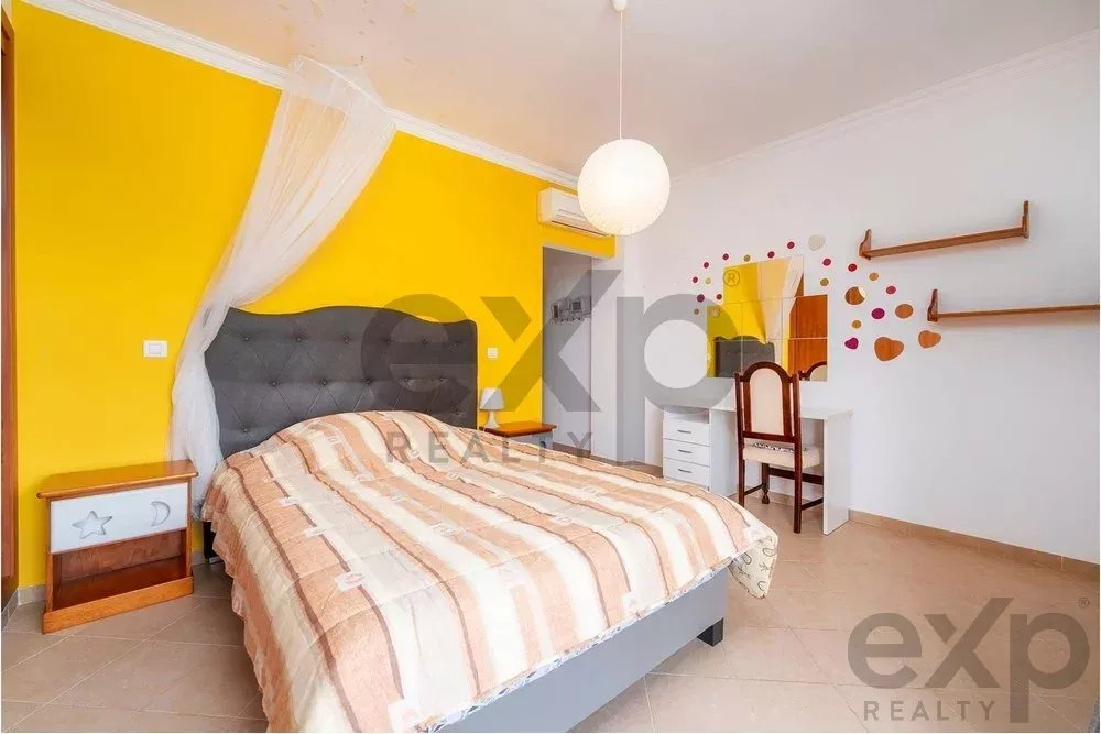 Spacious 4 bedroom apartment in Olhão, located in a luxurious condominium with two shared swimming pools and gym. Expansive interiors and terrace.