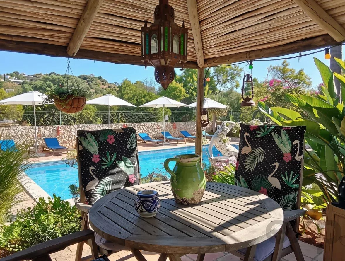 Exclusive property with five independent units and investment potential
