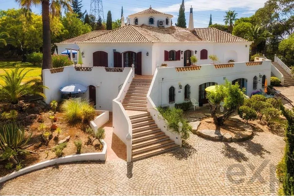 Magnificent property with pool and sea view