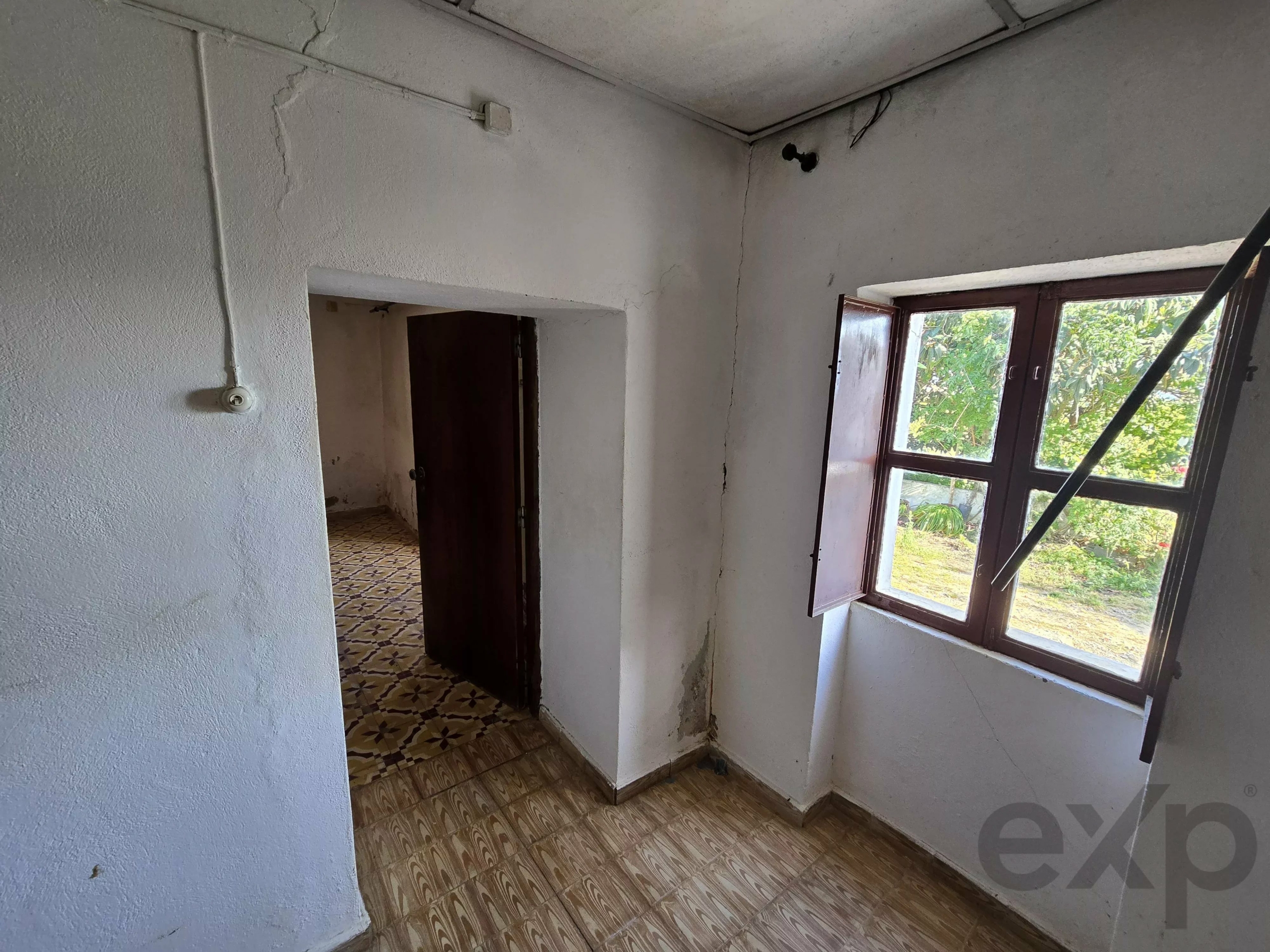 6 room Farmhouse with 1.5 hectares of land and sea view