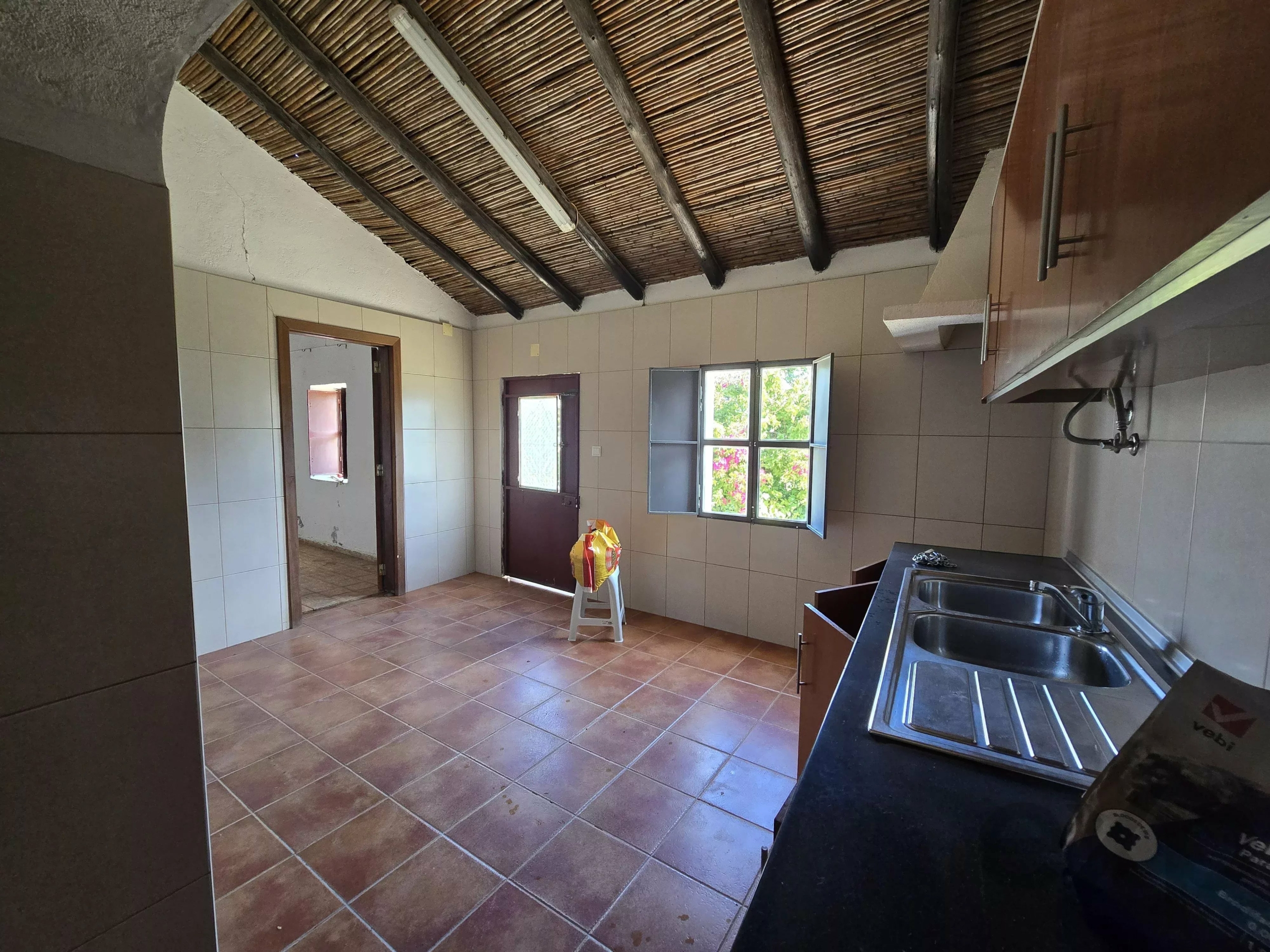 6 room Farmhouse with 1.5 hectares of land and sea view