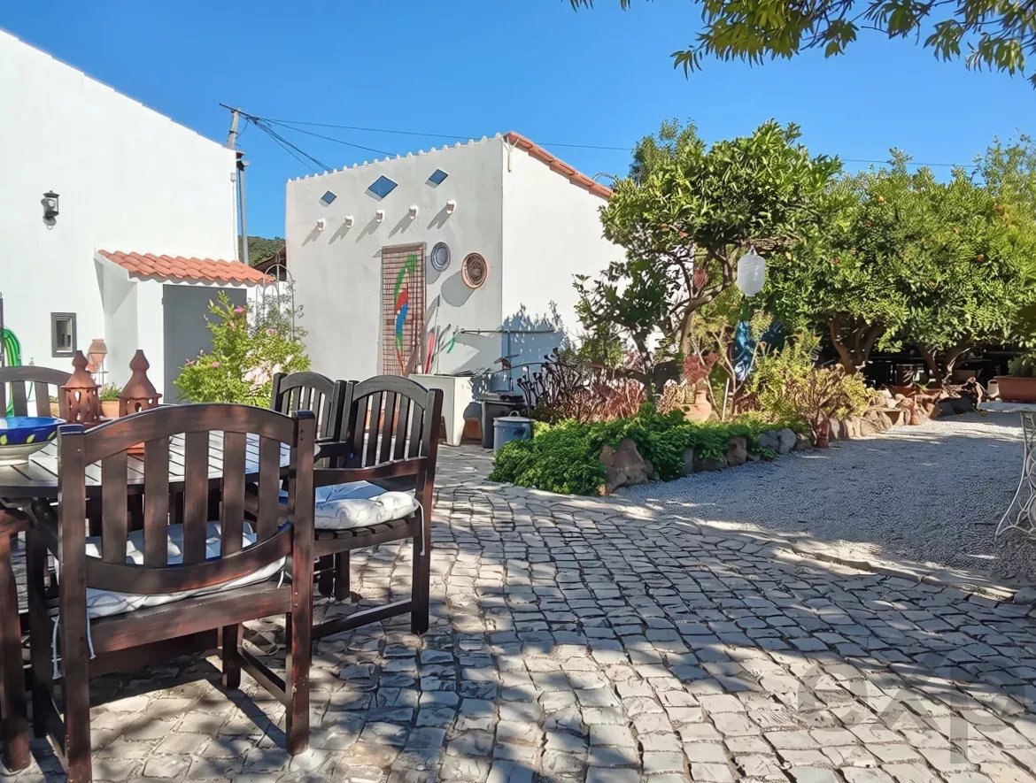 Exclusive property with five independent units and investment potential