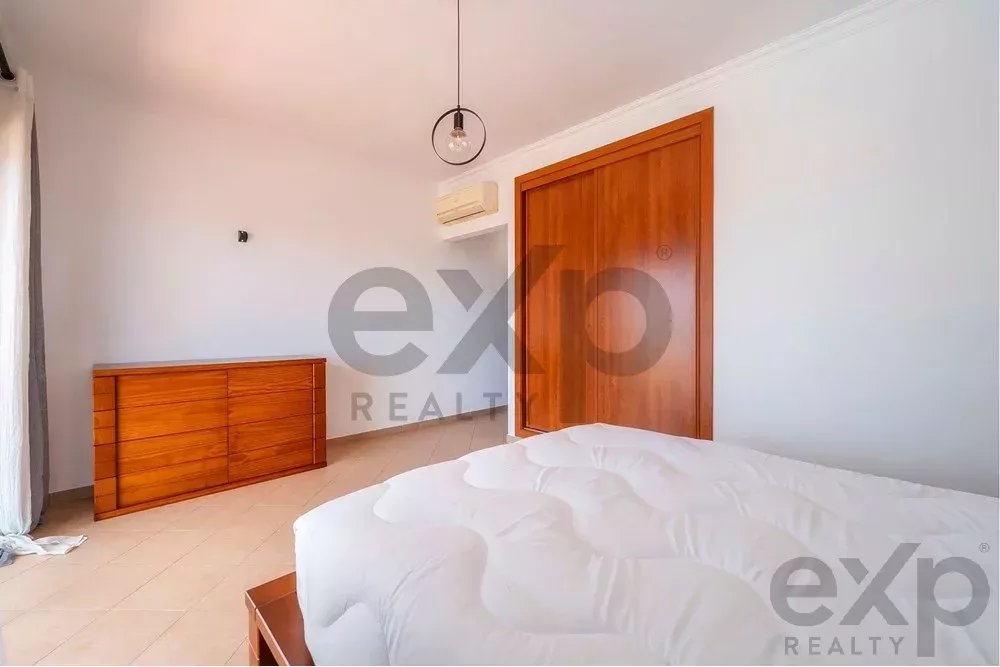 Spacious 4 bedroom apartment in Olhão, located in a luxurious condominium with two shared swimming pools and gym. Expansive interiors and terrace.