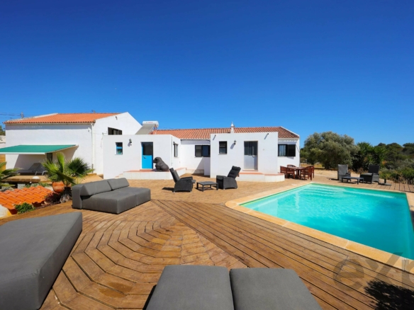 Typical Algarve house with studios, swimming pool and mountain views.