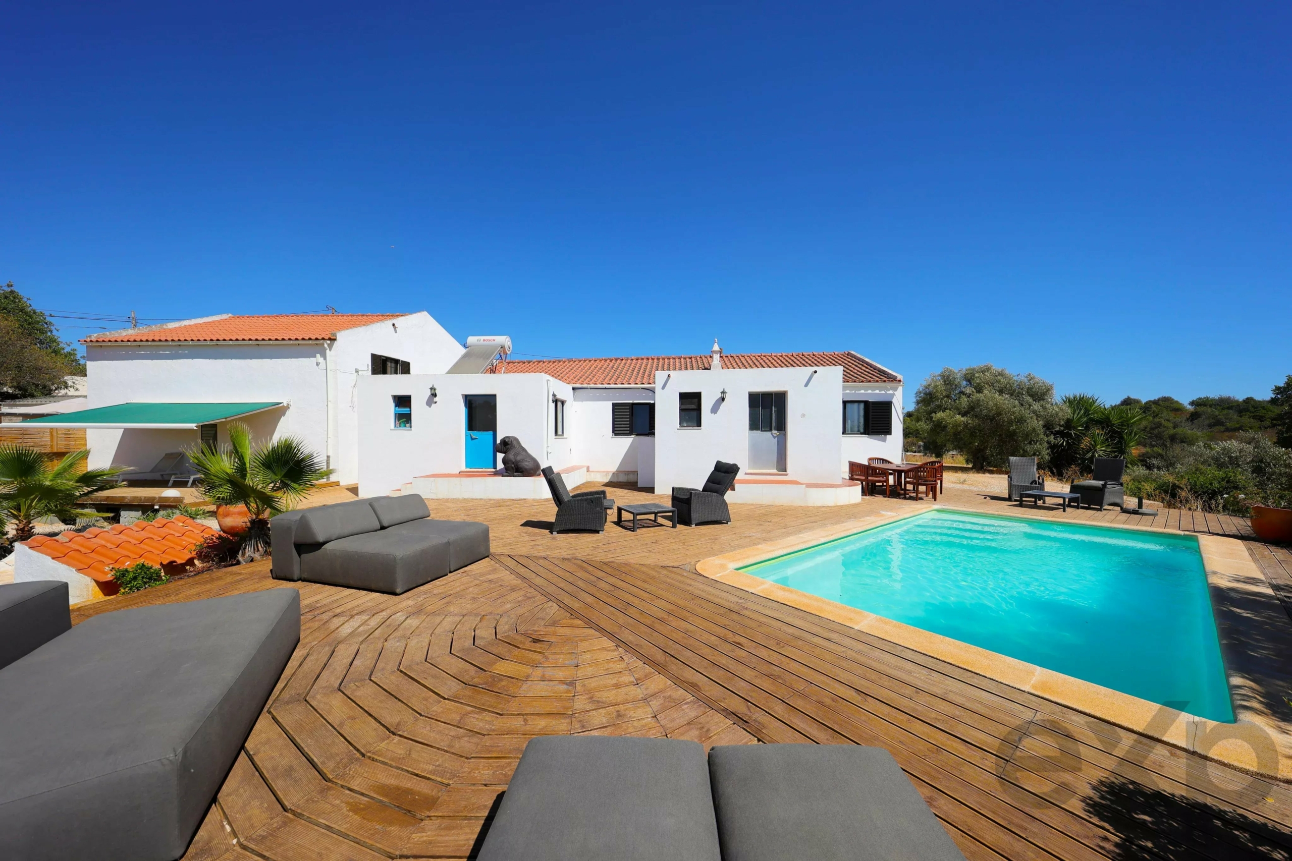 Typical Algarve house with studios, swimming pool and mountain views.