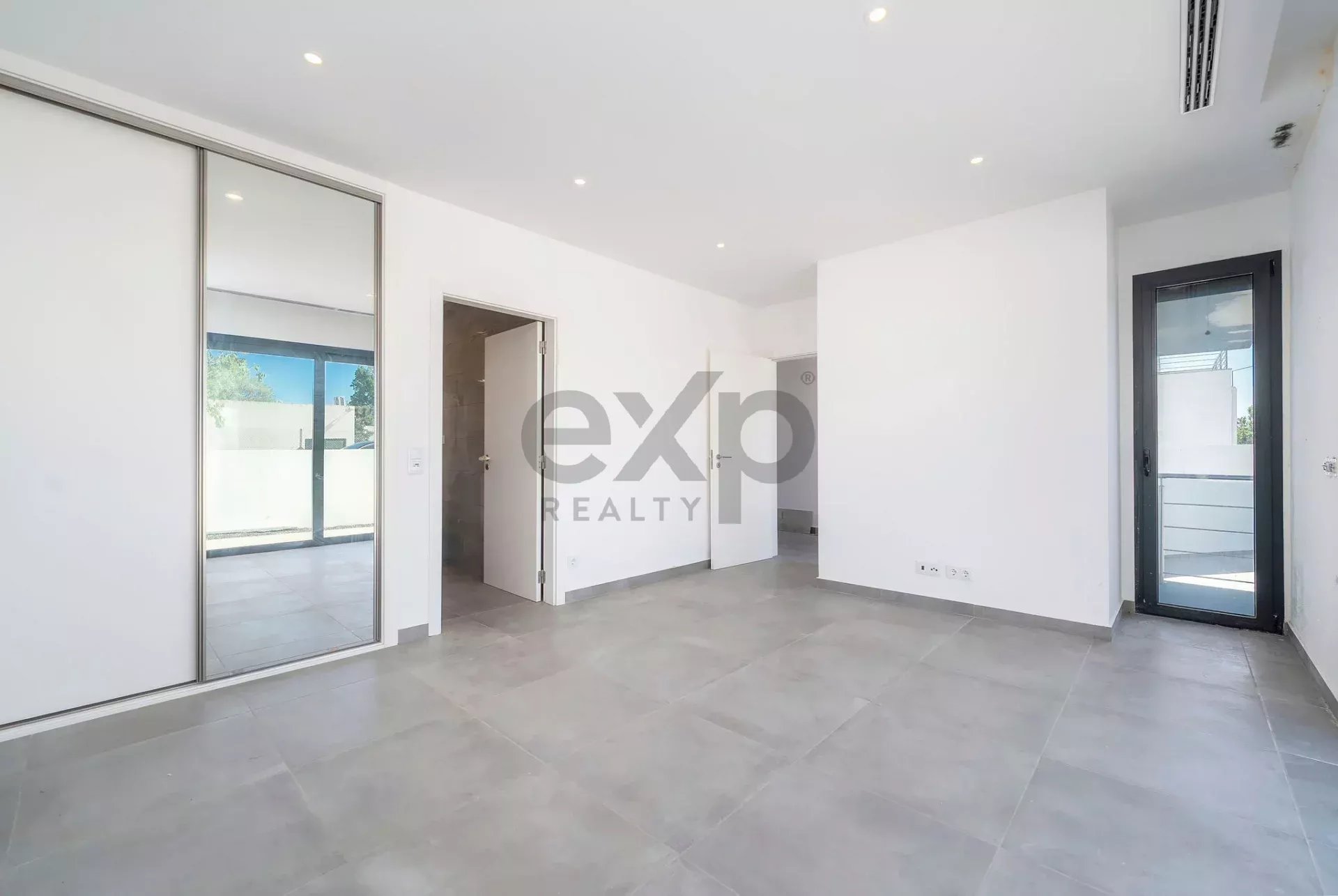 Contemporary Newly Built T6 Villa by Tavira Waterfront