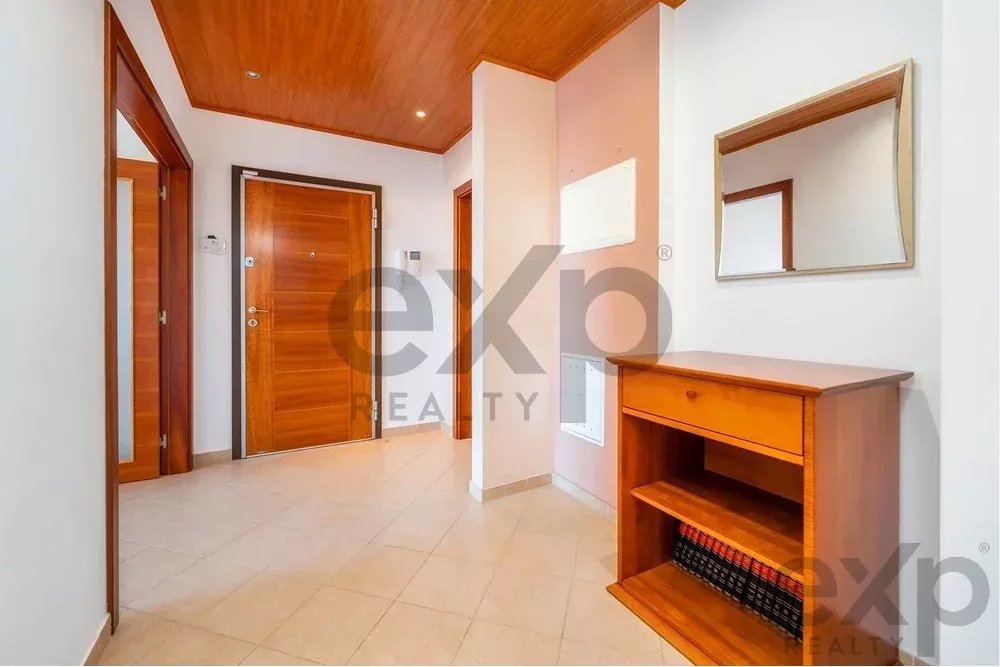 Spacious 4 bedroom apartment in Olhão, located in a luxurious condominium with two shared swimming pools and gym. Expansive interiors and terrace.