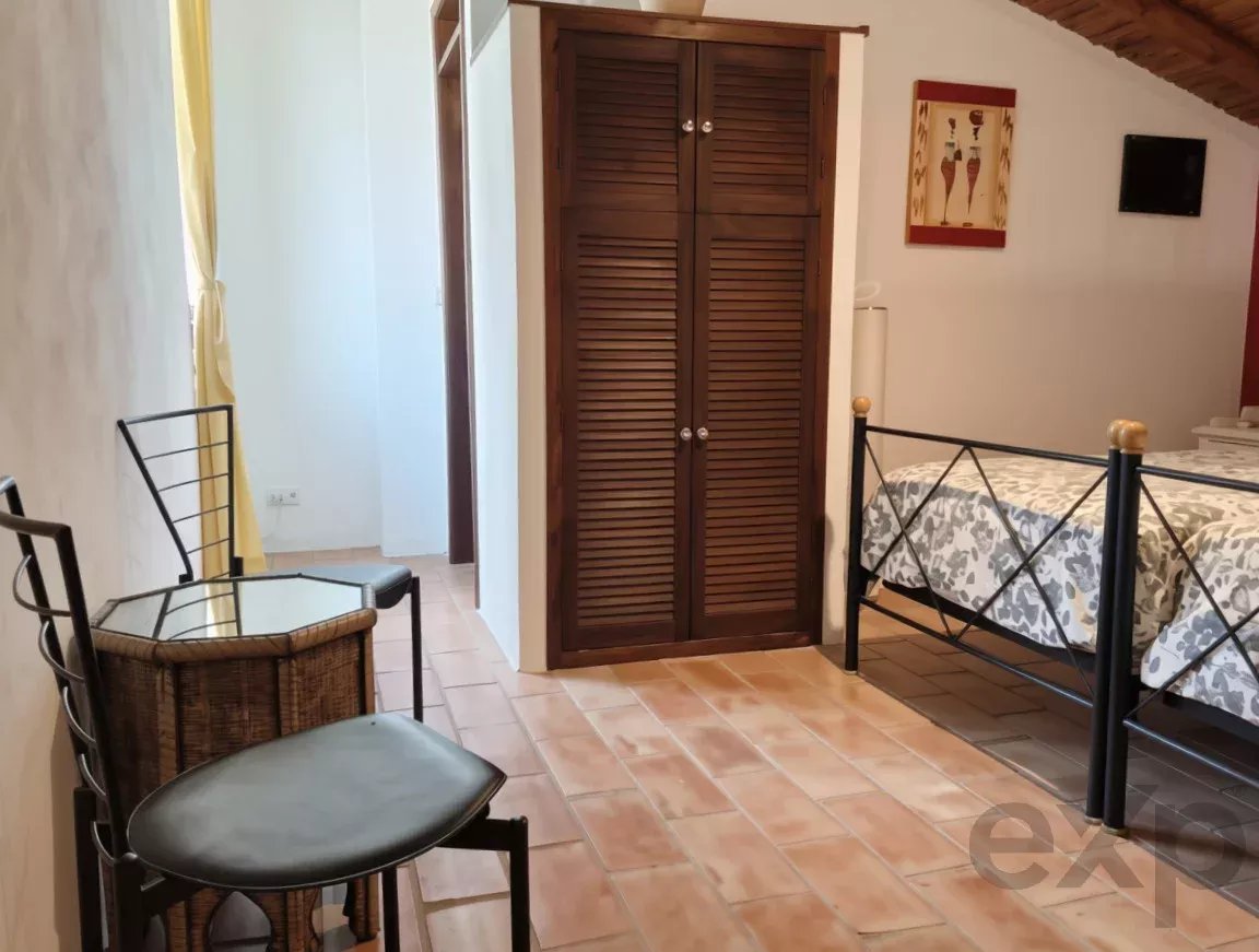 Exclusive property with five independent units and investment potential