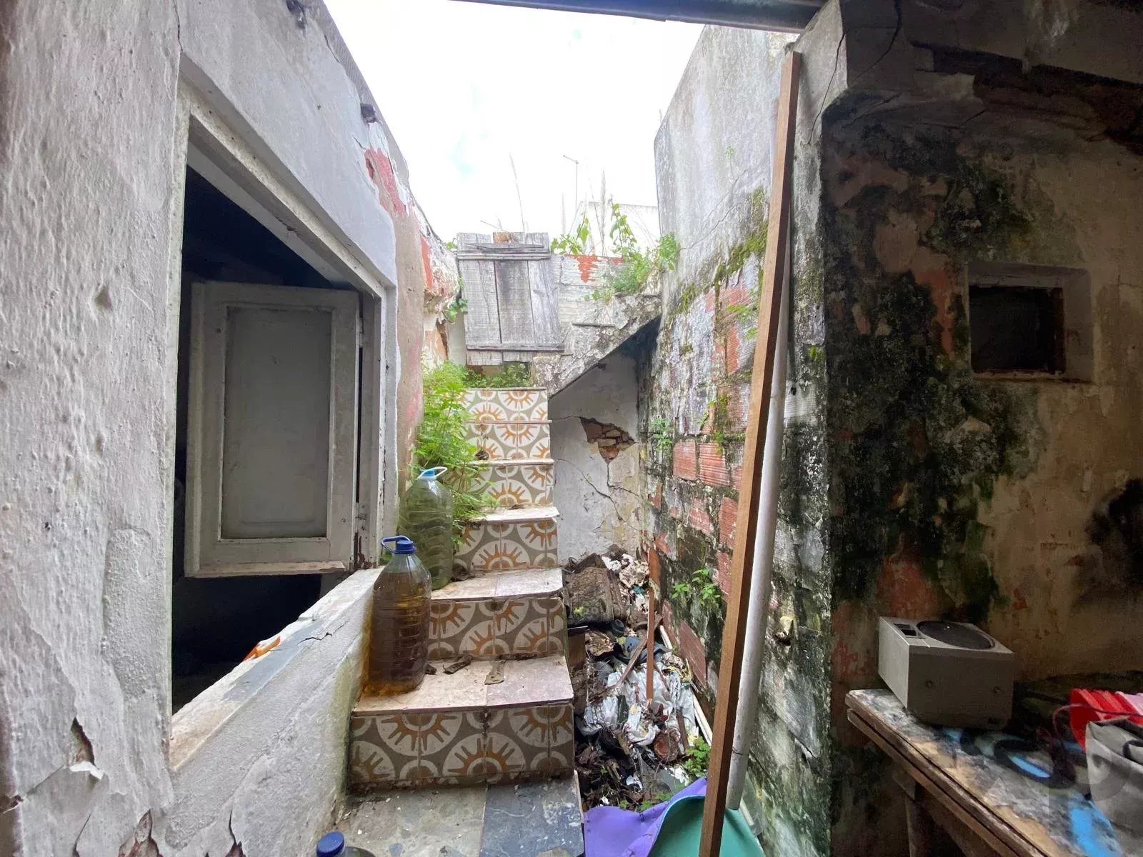 Baugrundstück mit Ruine zur Sanierung – Hohes Potenzial – Historisches Zentrum von Quarteira