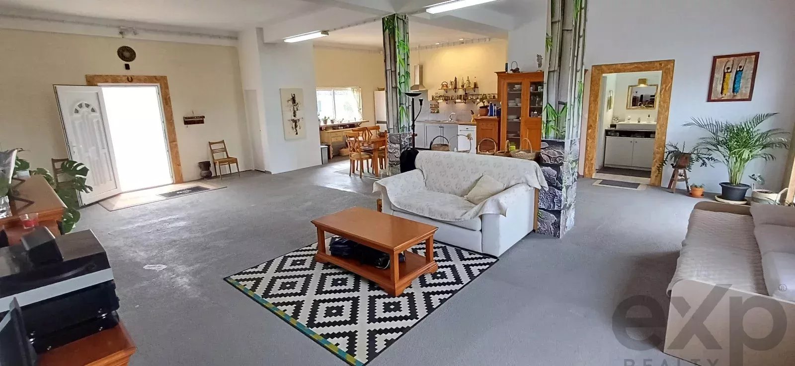 Mixed-use property with 150 m² commercial space, self-contained 2-bedroom apartment and 2,600 m² plot — 3 km from Loulé, Algarve
