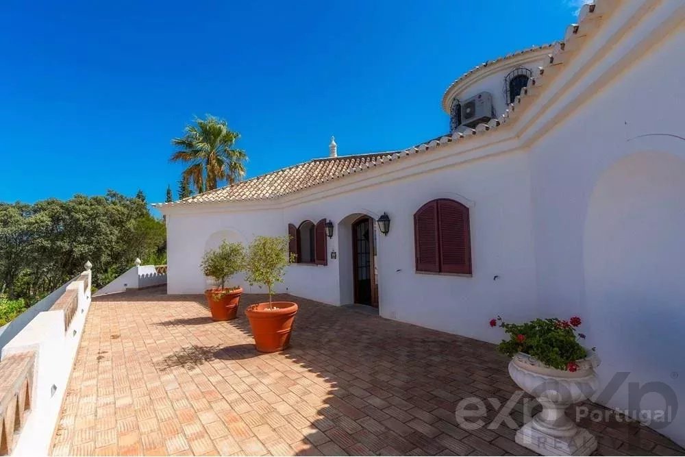 Magnificent property with pool and sea view