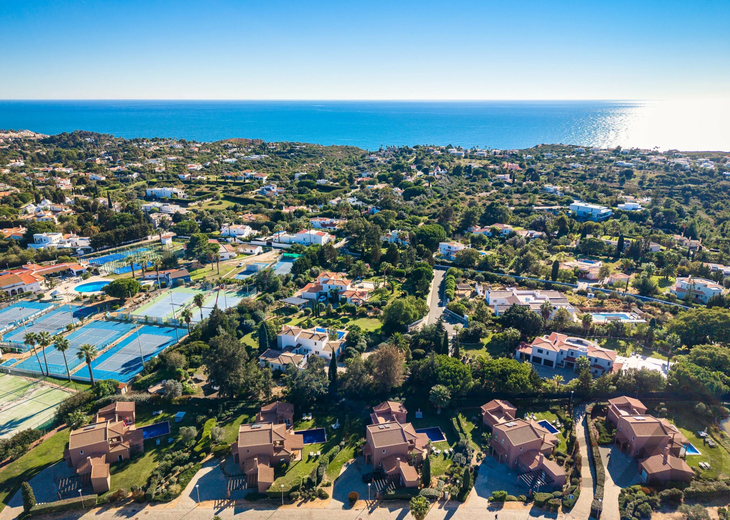 Modern T4 Villa with Private Pool in Vale da Lapa Resort