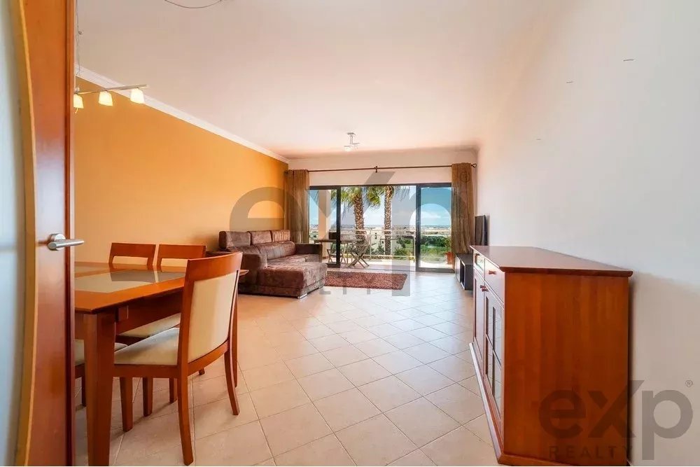 Spacious 4 bedroom apartment in Olhão, located in a luxurious condominium with two shared swimming pools and gym. Expansive interiors and terrace.