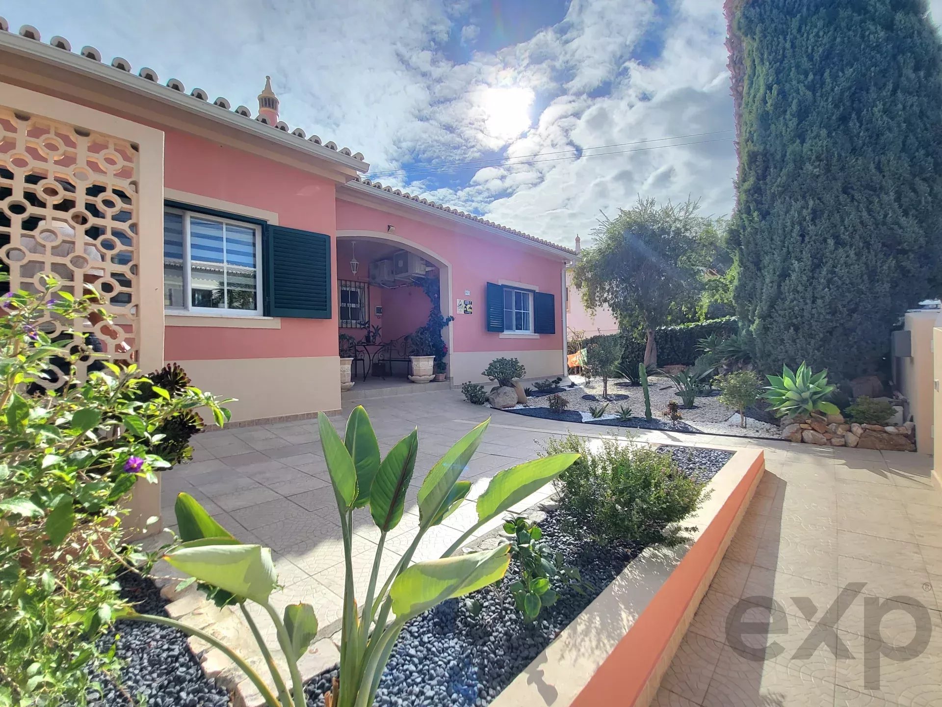 3-bedr. house + 1-bedr. annex, swimming pool and garage,