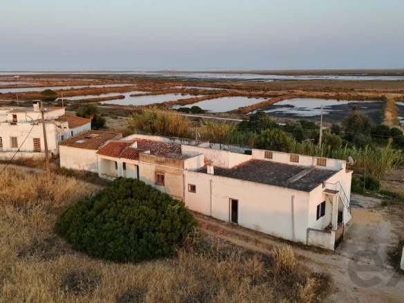Maison à rénover en première ligne de la Ria Formosa