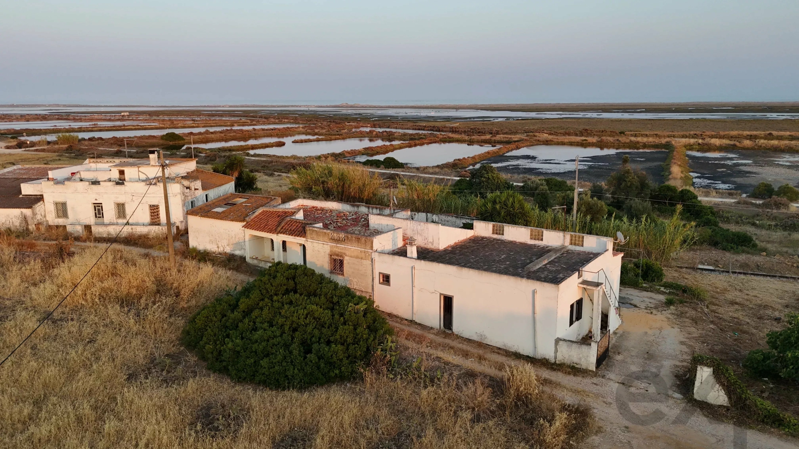 Maison à rénover en première ligne de la Ria Formosa