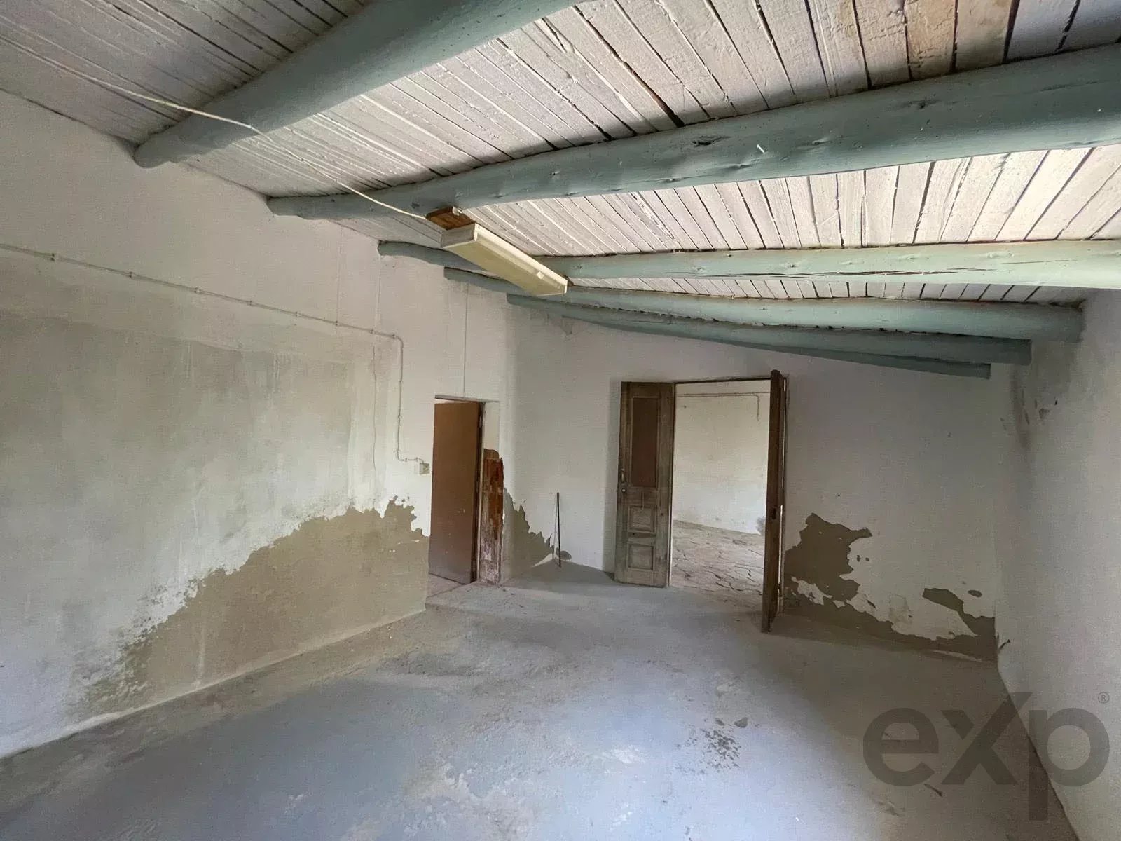 Traditional Farmhouse with Exceptional Equestrian Potential in São Marcos da Serra
