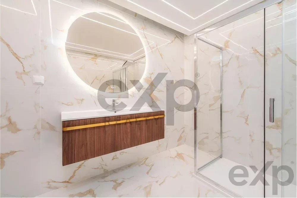 Modern 2-Bedroom Beachfront Apartment in Quarteira