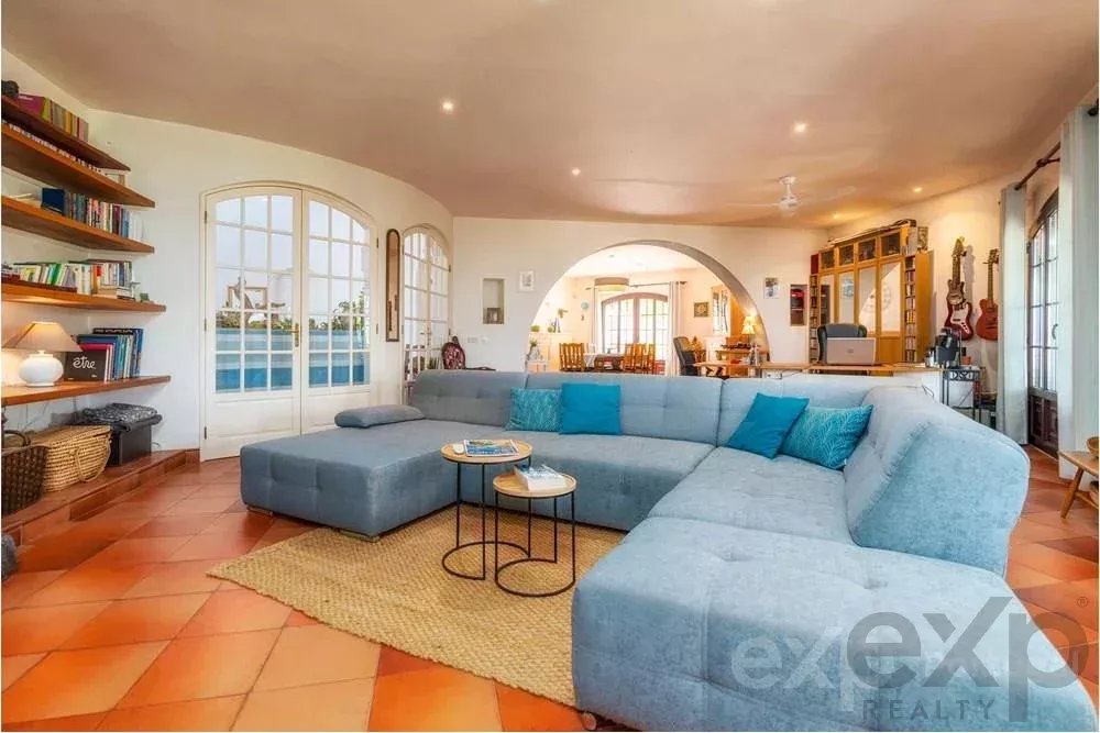 Magnificent property with pool and sea view