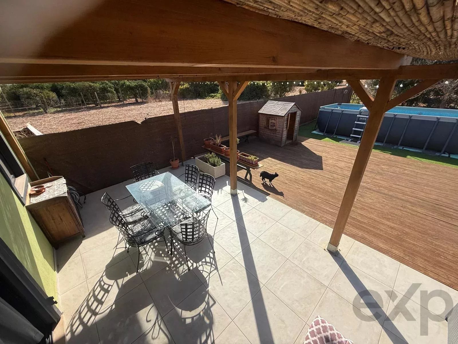Villa individuelle en Algarve, rénovée en 2023. 4 chambres, 2 salles de bain, 108 m² sur un terrain de 1.100 m². Permis d’agrandissement jusqu’à 300 m². Jardin orienté au sud, piscine, à proximité de l’aéroport de Faro. Idéale pour Airbnb ou pour y vivre en famille.
